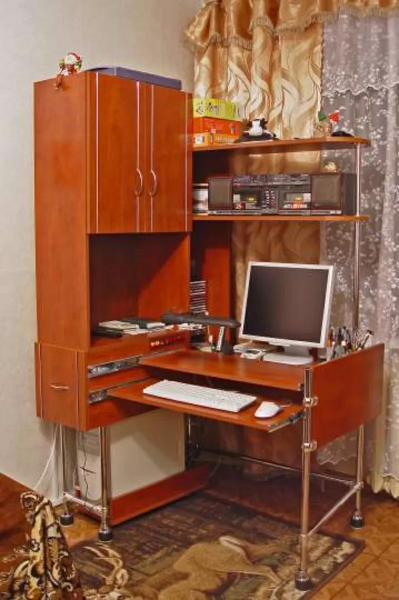 стол с монитором и системным блоком
